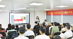专题讲座现场：讲师在会议室讲解，学员围坐听讲